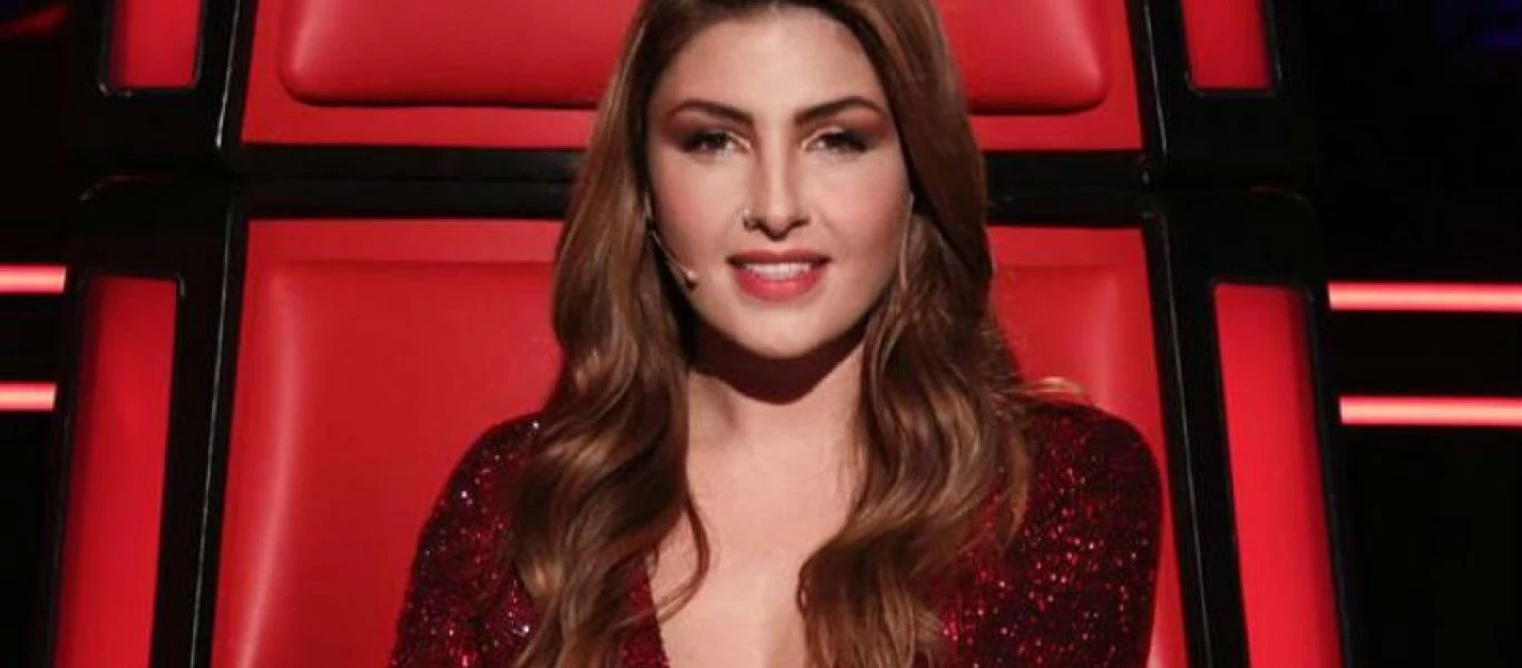 H Έλενα Παπαρίζου ποζάρει ανανεωμένη στην παραλία - Άλλαξε τα μαλλιά της και αδυνάτισε (φωτο)